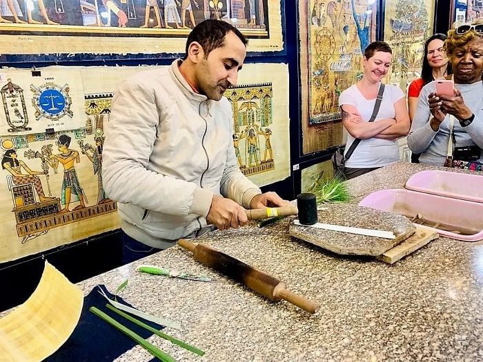 Tìm hiểu quy trình làm giấy ở viện Papyrus Ai Cập