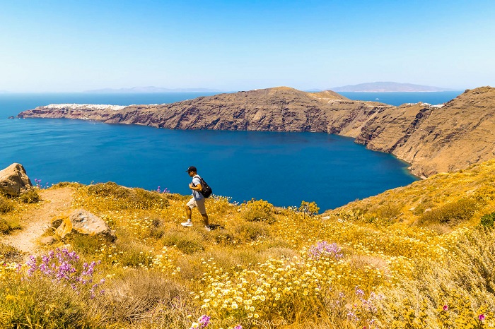 Đường mòn từ Fira đến Oia là địa điểm ngắm hoàng hôn ở Santorini