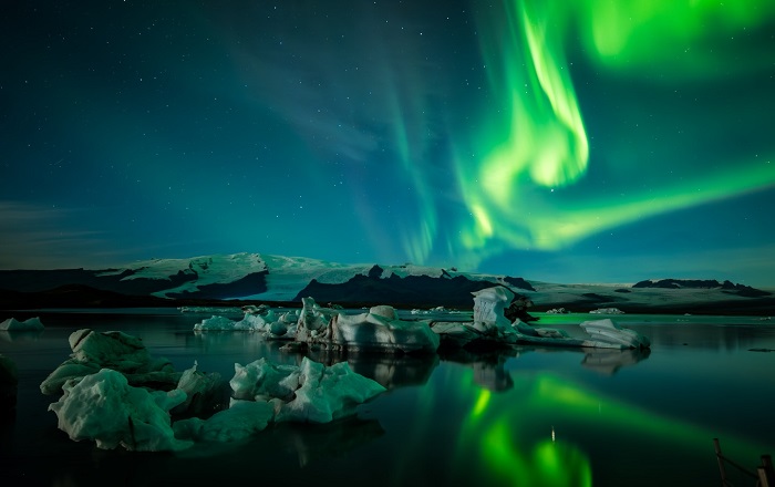 Hồ băng Jökulsárlón là địa điểm ngắm cực quang ở Iceland
