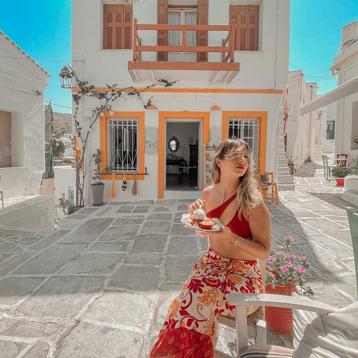 Dừng chân thưởng thức bữa trưa truyền thống là việc cần làm ở làng Lefkes Hy Lạp 