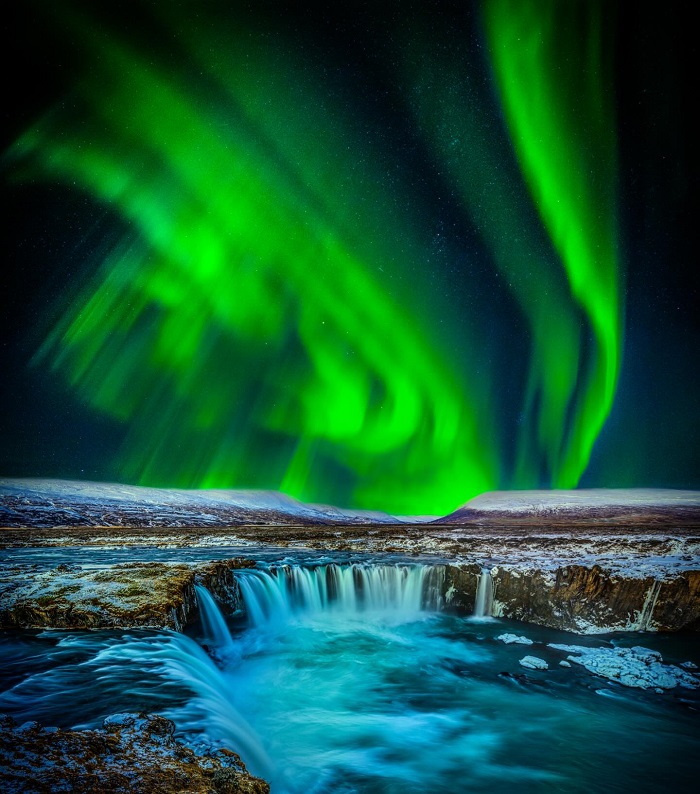 Thác nước Goðafoss là địa điểm ngắm cực quang ở Iceland