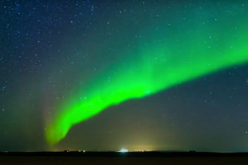 Kỳ diệu như tự nhiên ở Iceland: cực quang lộng lẫy, mặt trời mọc lúc nửa đêm