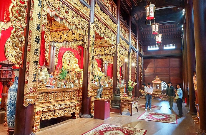 Bên trong điện thờ Tây Sơn Tam Kiệt