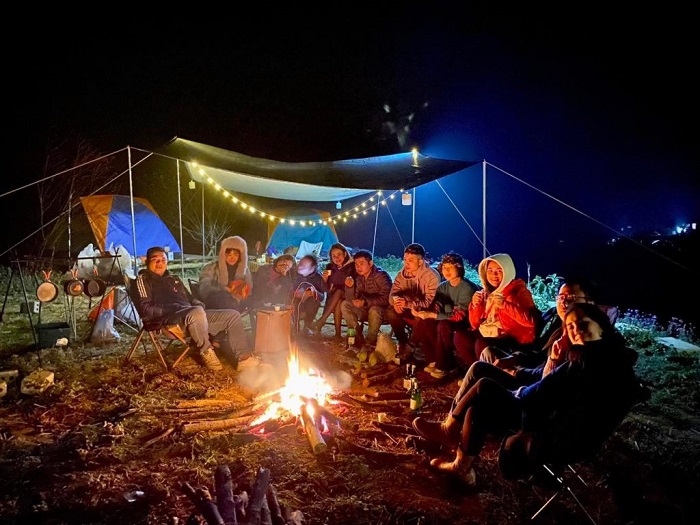 Trải nghiệm đốt lửa và cắm trại là hoạt động thú vị ở miệng núi lửa Thới Lới