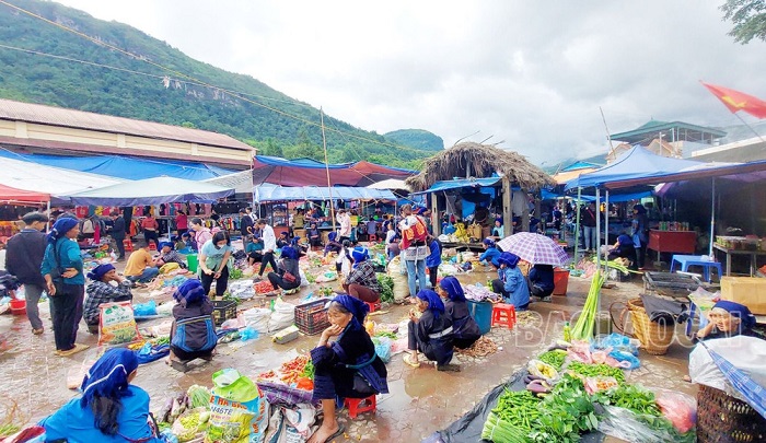 Chợ phiên ở gần cửa khẩu quốc tế Bờ Y