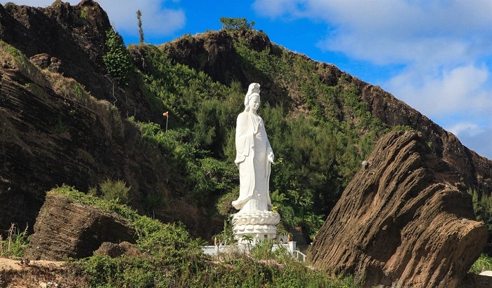 Bức tượng Quan Âm ở chùa Đục Quảng Ngãi