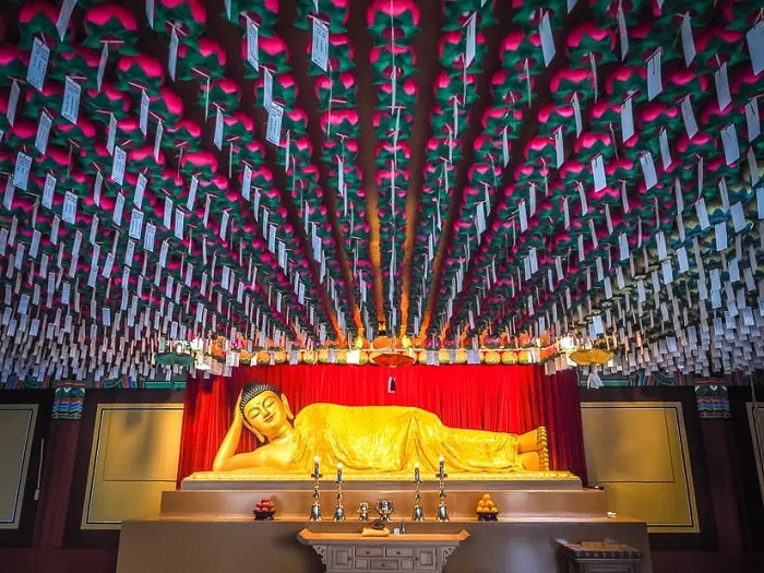 Những bức tượng là điều chờ bạn khám phá khi đến chùa Haedong Yonggungsa