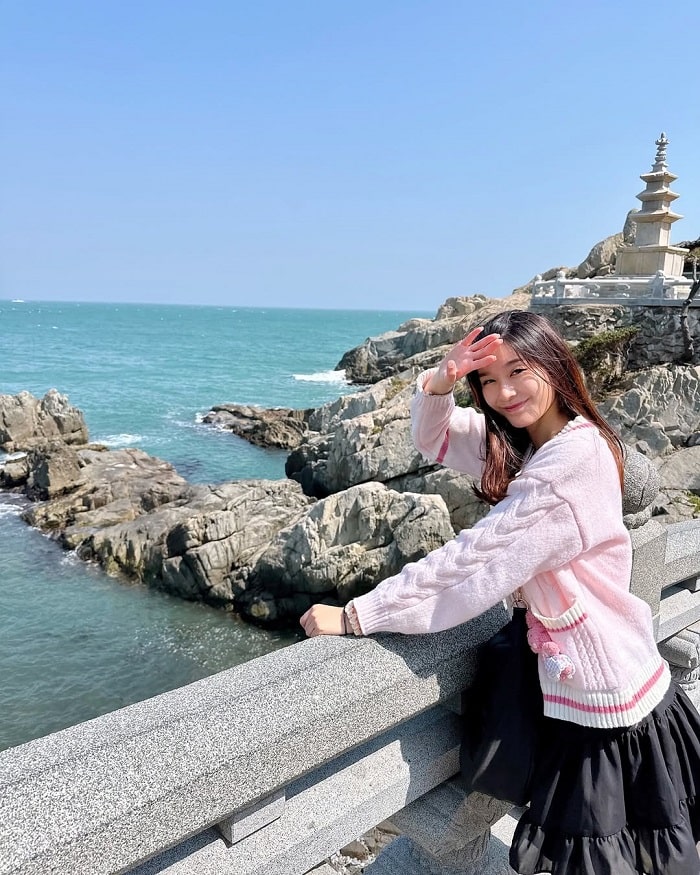Khung cảnh ven biển là điều chờ bạn khám phá khi đến chùa Haedong Yonggungsa