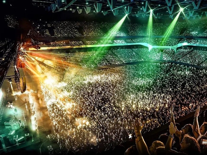 Tham dự các buổi biểu diễn và lễ hội âm nhạc là hoạt động không thể bỏ lỡ tại sân vận động Allianz Arena