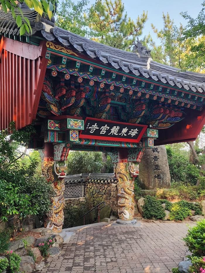 Cổng chính của chùa là điều chờ bạn khám phá khi đến chùa Haedong Yonggungsa