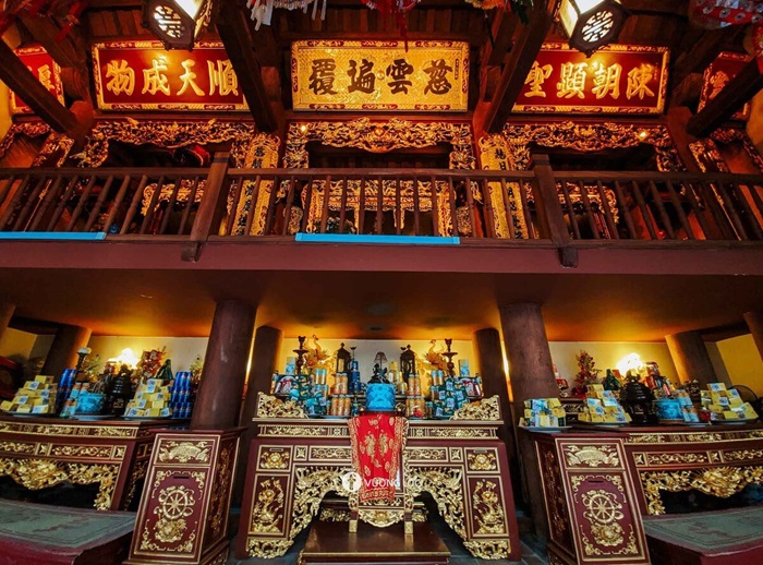 đền Bạch Mã Hà Nội - ban thờ