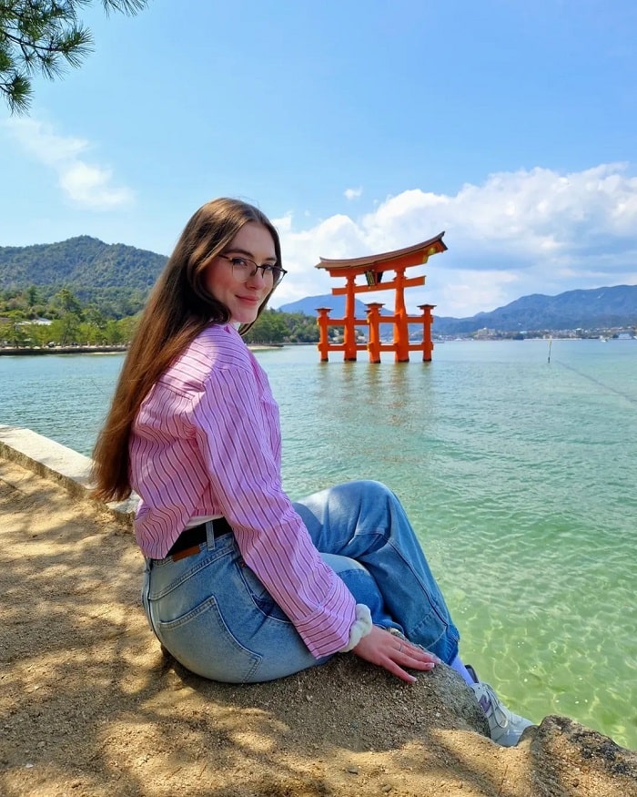 Cổng Torii là địa điểm thú vị cần tham quan khi tới đền Itsukushima