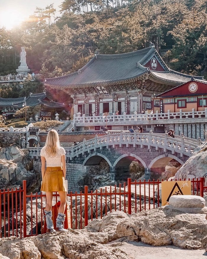      Nên đi du lịch Busan hay Seoul - Chùa Haedong Yonggungs