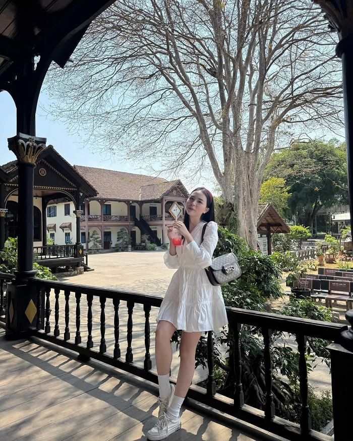 Dạo bước giữa không gian trong lành là hoạt động thú vị ở nhà thờ gỗ Kon Tum 