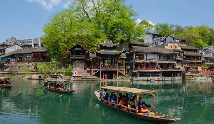 Trương Gia Giới - Phượng Hoàng Cổ Trấn ngắm cảnh sông Đà Giang