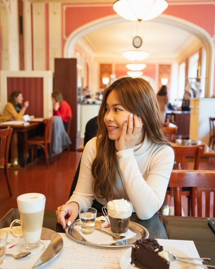 Café Louvre là quán cà phê lâu đời nhất châu Âu có không gian ấn tượng