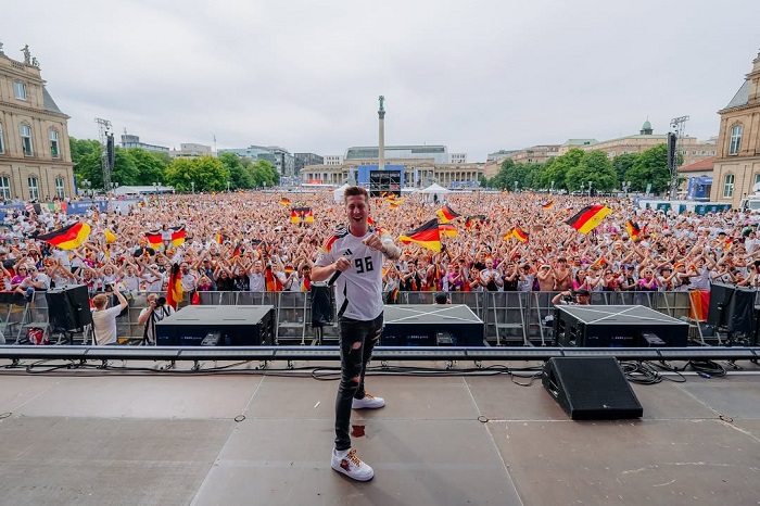 Hoà mình với các sự kiện văn hóa là việc cần làm khi đến quảng trường Schlossplatz