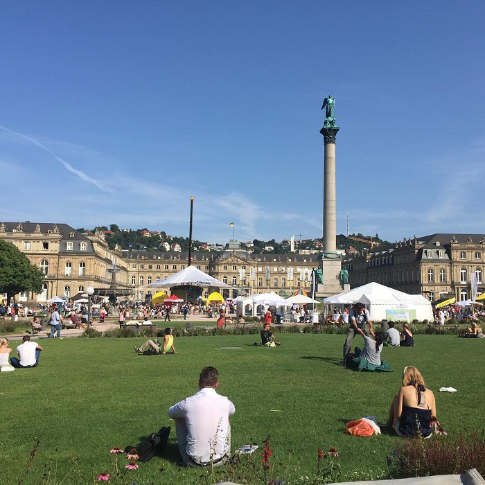 Thư giãn và ngắm nhìn quang cảnh là việc cần làm khi đến quảng trường Schlossplatz