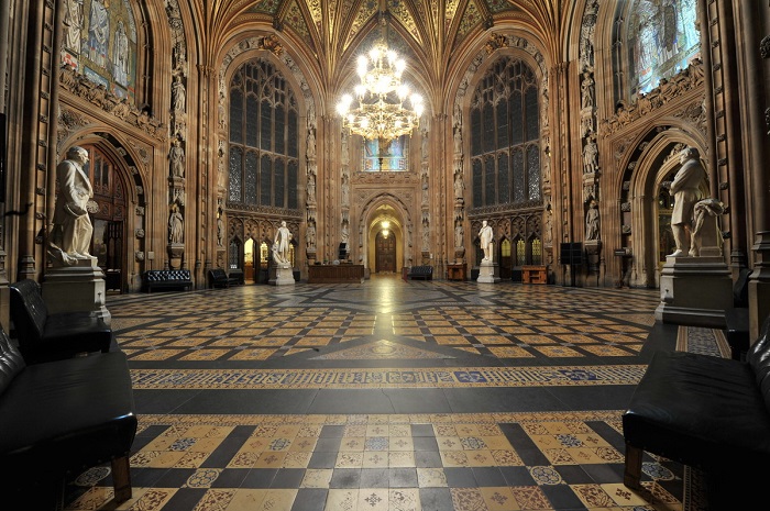 Tham quan sảnh Trung tâm là hoạt động thú vị khi đến cung điện Westminster Anh 