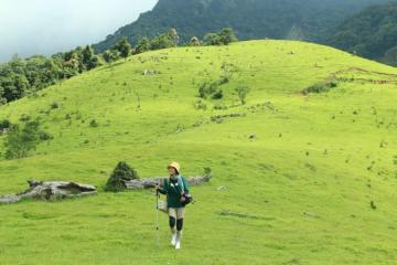 Mê trekking, cắm trại đừng bỏ lỡ đồi cỏ Xa Reng Quảng Trị đẹp như trong phim