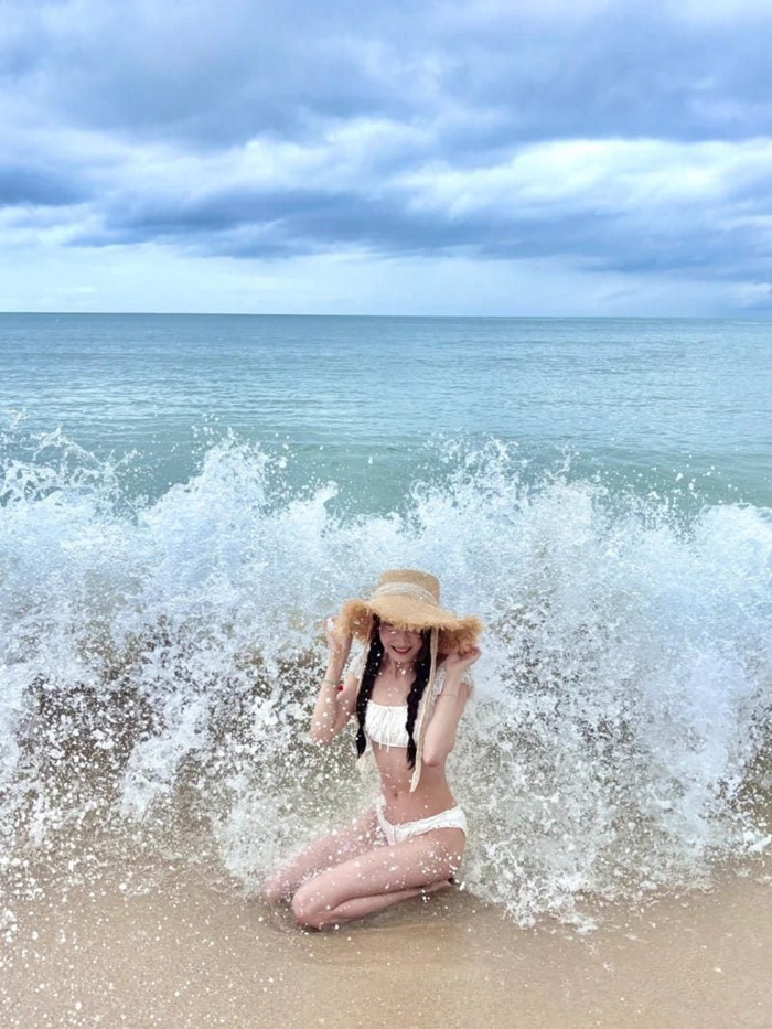 Những con sóng nhỏ vỗ vào chân và bọt biển tung lên tự nhiên tô điểm cho vẻ đẹp của cô nàng - Ảnh: Cardina 