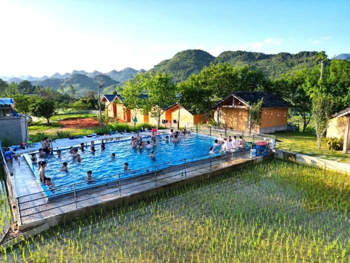Hồ bơi ở Toong homestay - Ảnh: Booking