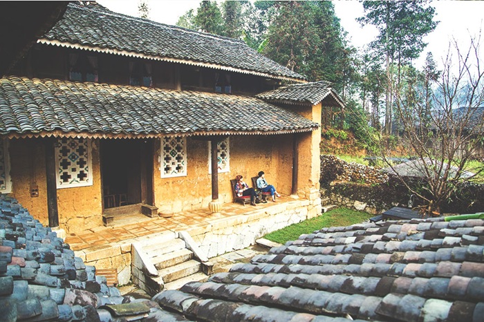 Nhà cổ Chúng Pủa có mái lợp ngói âm dương - Ảnh: D'Annam Travel & Tours