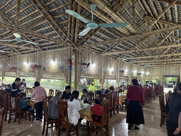 Dũng Phố Núi là quán ăn ngon gần Tràng An sở hữu không gian gần gũi, sạch sẽ - Ảnh: Fanpage Nhà hàng Dũng Phố Núi