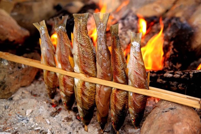 ẩm thực người Mường Hoà Bình - cá suối nướng