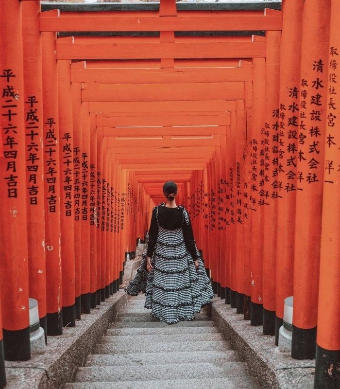 Đền Fushimi Inari là điểm du lịch gần sân bay quốc tế Kansai Nhật Bản với không gian độc đáo