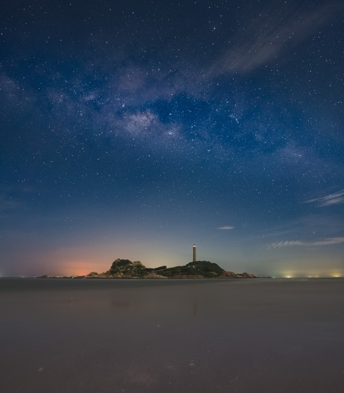 Hải đăng Kê Gà sáng rực bên bầu trời đầy sao