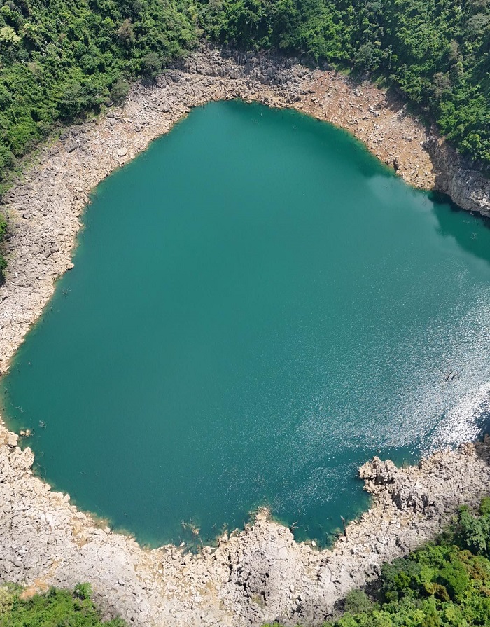 Hồ Mắt Rồng Hòa Bình như một viên ngọc xanh ẩn mình giữa núi rừng