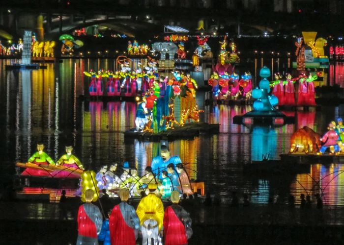 Sông Namgang lung linh ánh sáng trong lễ hội lồng đèn Jinju