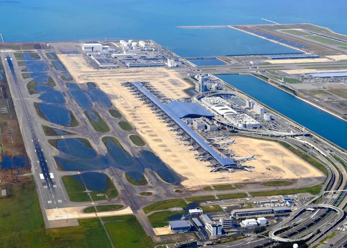 Sân bay Quốc tế Kansai nằm trên một hòn đảo nhân tạo giữa vịnh Osaka