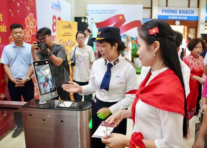 Mang theo CCCD gắn chip là kinh nghiệm đi tàu di sản Hà Nội du khách cần biết