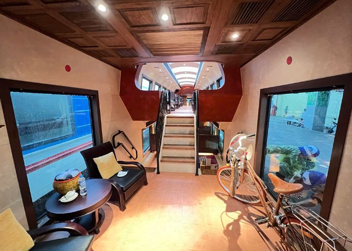 Không gian rộng rãi và sang trọng trên tàu di sản Hà Nội