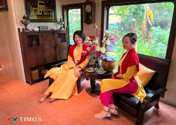 Du khách có thể lựa chọn trang phục vintage để checkin tàu di sản Hà Nội