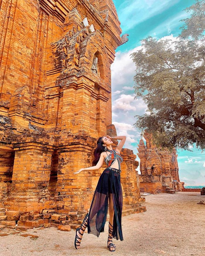 Du lịch chữa lành nên đi đâu? Ghé thăm tháp Chăm cổ Po Klong Garai - Ảnh: Bazan Travel