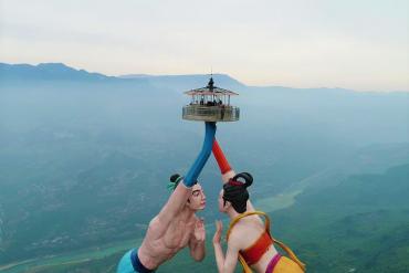 Kỳ vĩ hai bức tượng xoay khổng lồ ở Trùng Khánh, Trung Quốc