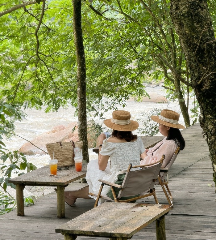 Wecamp Cafe Retreat là khu glamping đẹp ở Lào Cai có view nhìn ra suối tuyệt đẹp