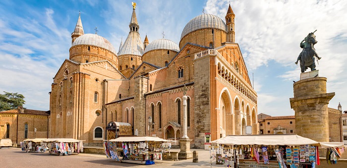 Nhà thờ Saint Anthony of Padua là điểm tham quan gần bảo tàng Ataturk
