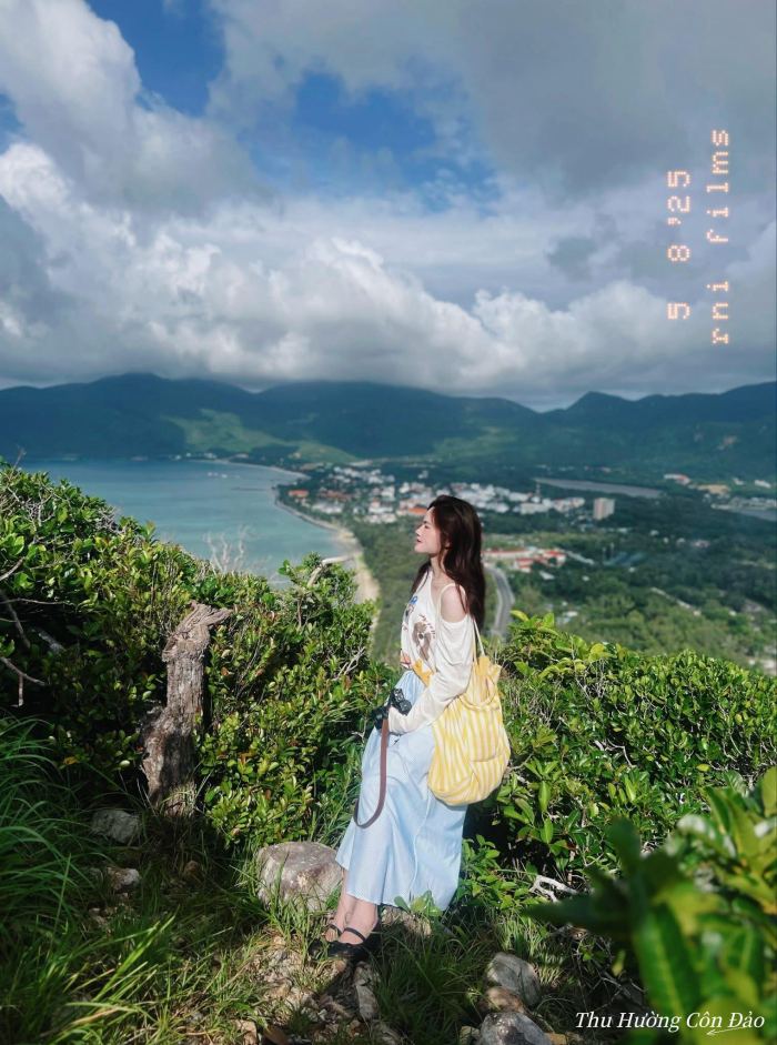 ngắm cảnh trên núi Lò Vôi Côn Đảo 