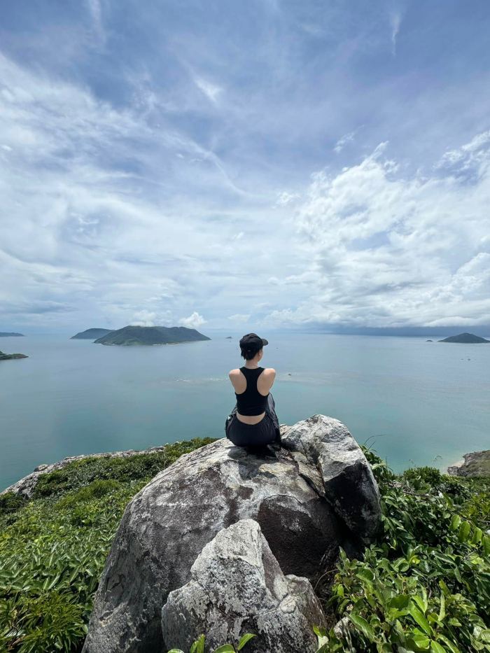 ngắm cảnh trên núi Lò Vôi Côn Đảo 