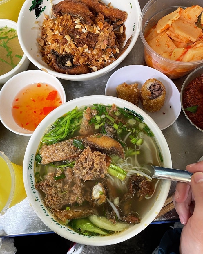 quán ăn bình dân lâu đời ở Hà Nội - Bún cá Sâm Cây Si