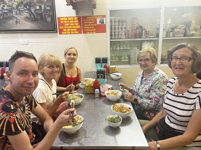 quán ăn bình dân lâu đời ở Hà Nội - Mỳ vằn thắn Nguyễn Biểu