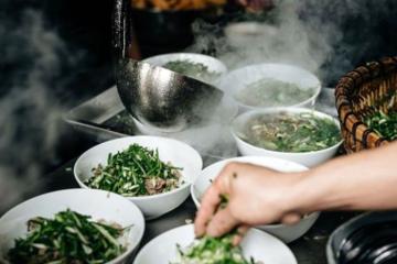 Điểm danh những quán ăn bình dân lâu đời ở Hà Nội lúc nào cũng kín khách