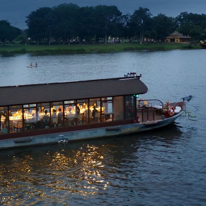 du thuyền nhà hàng ở Huế Moon River Cruises