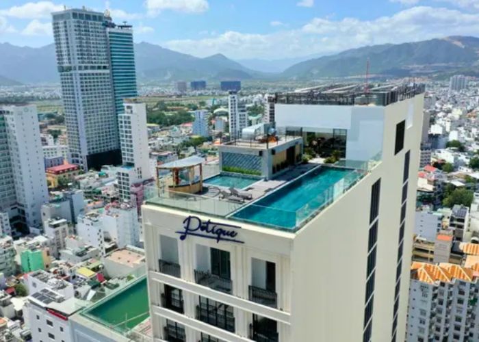 Hồ bơi trên cao tại Potique Hotel Nha Trang