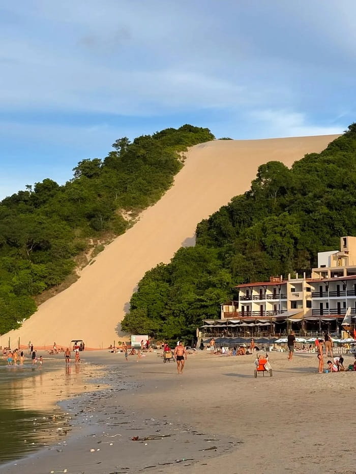 Đi thuyền Jangada ngắm Morro do Careca là hoạt động thú vị khi đến bãi biển Ponta Negra 