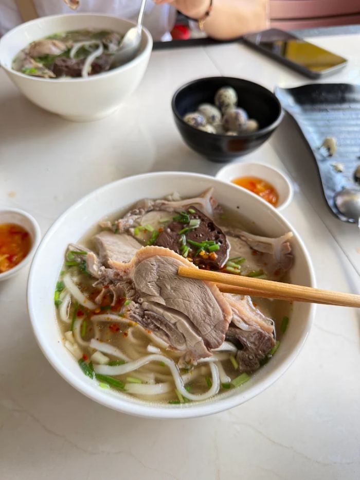 quán ăn chuẩn local ở Huế